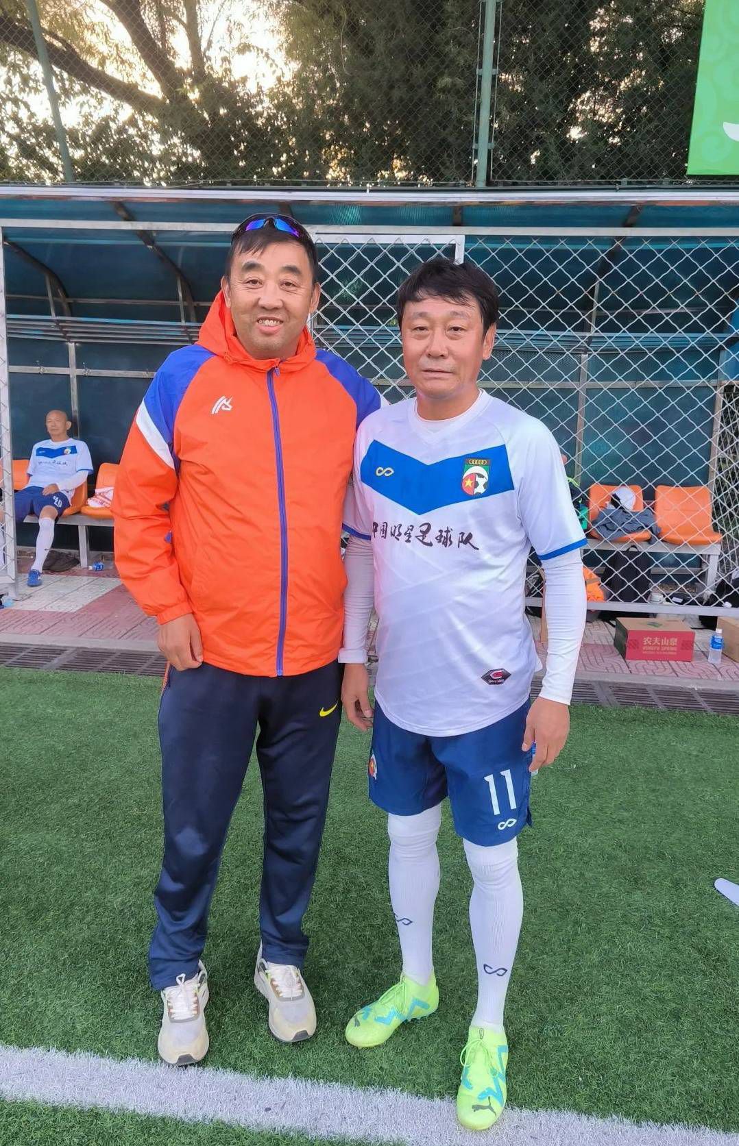 在电影曝光的定档预告中，徐娇饰演的李贝贝与施展饰演的张伟因“电”相识，片头被电成静电头的张伟跌倒在地，一脸茫然，自此揭开了李贝贝“带电危险”的秘密